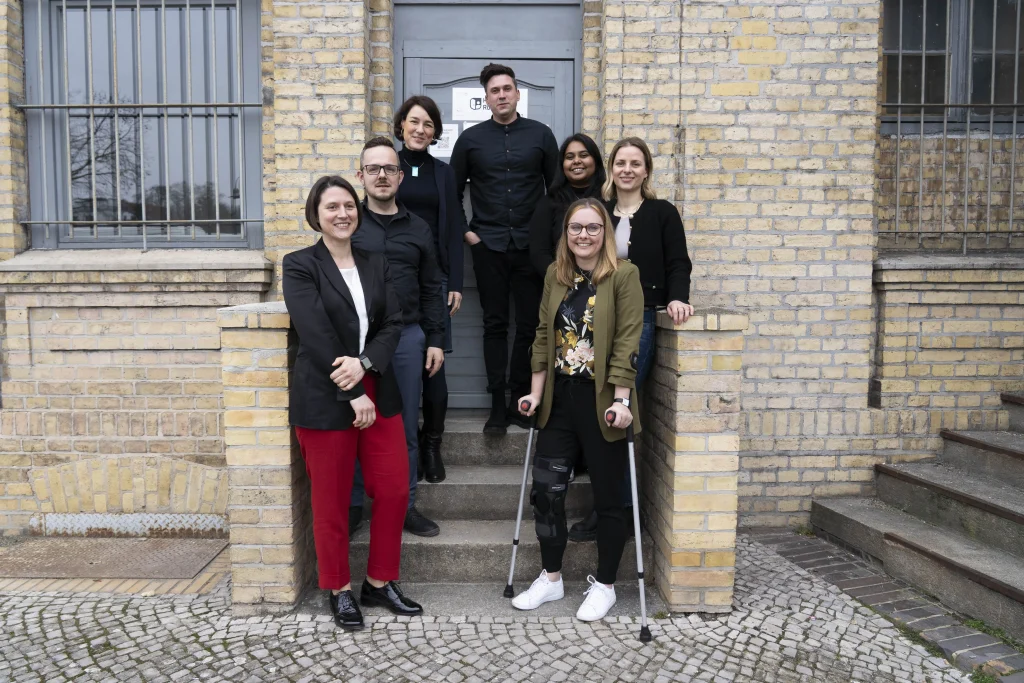 Teilnehmende als Gruppe aufgestellt.